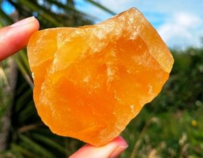 Which Crystal Unblocks the Sacral Chakra? [Explained]